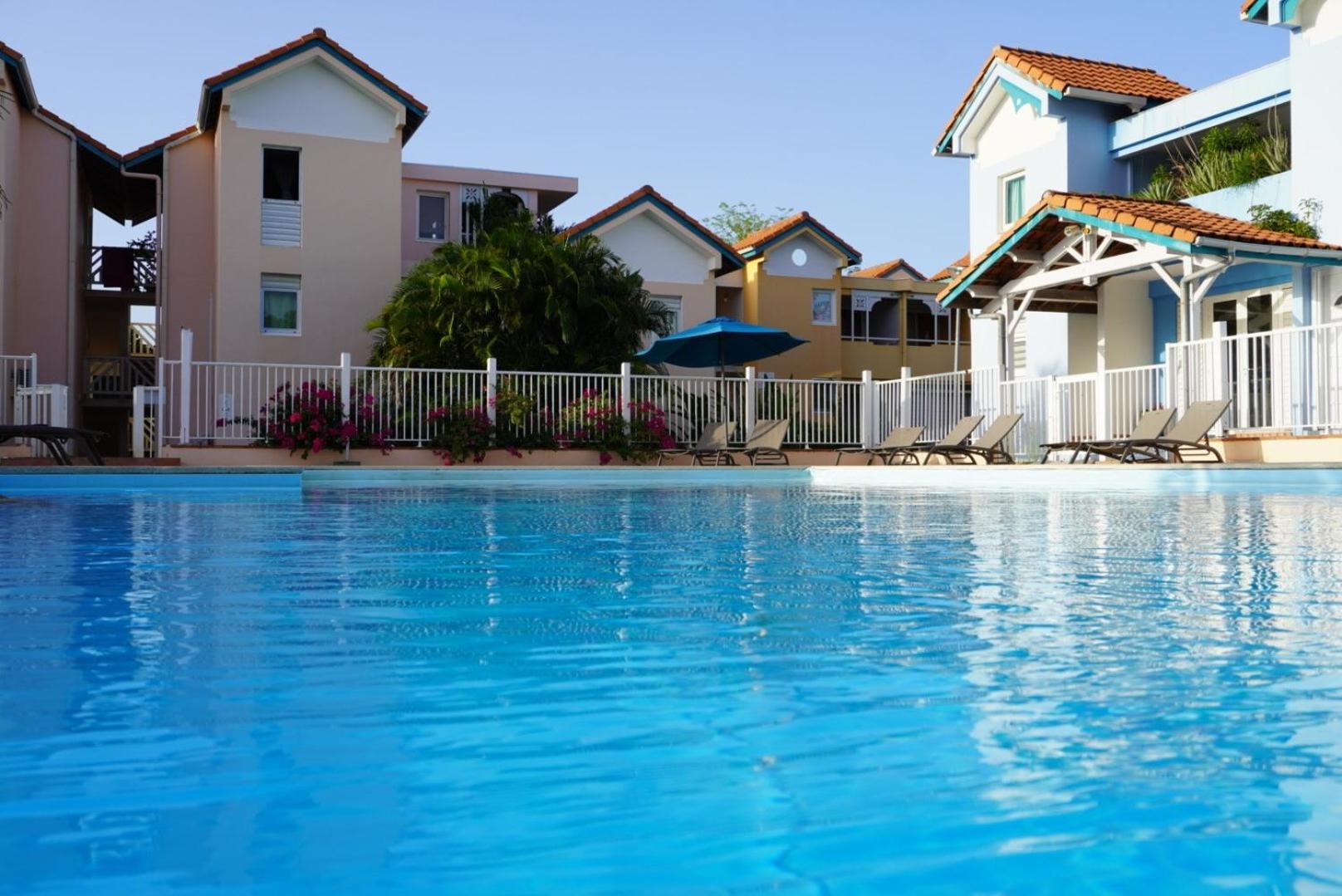 T2 Spacieux, Confort, Piscine & Plage A Sainte-Anne Dış mekan fotoğraf